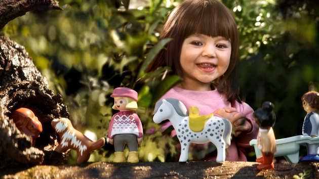 Playmobil stellt Kinderportfolio auf pflanzenbasierten Kunststoff um und feiert 50. Geburtstag - Playmobil hat mit Jahresbeginn 2024 die Produktion aller Artikel im Kleinkindportfolio von klassischen, fossilbasierten auf pflanzenbasierte Materialien umgestellt - Quelle: Playmobil/Christian Berg